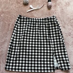 Checkered mini skirt 🤍🖤